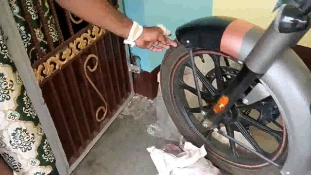 बाइक से आ रहे एक व्यक्ति पर बम से किया गया जानलेवा हमला, जांच में जुटी पुलिस 