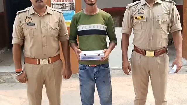 अंबेडकर नगर..
बसखारी पुलिस को मिली बड़ी सफलता एक वांछित अभियुक्त को अवैध तमंचे के साथ गिरफ्तार किया जलालपुर किछौछा तिराहे के पास डांडवा गांव का रहने वाला है युवक जिसका नाम पवन कुमार पुत्र पहाड़ी है।