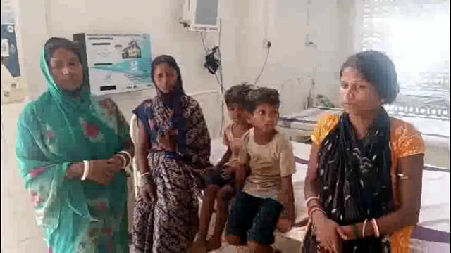 पेड़ के नीचे गिरे आम को उठाने पर बच्चे सहित तीन महिलाओं को युवक ने पीटा।