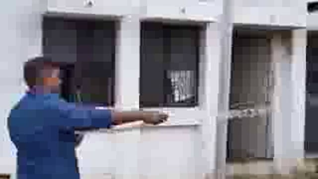 बाराबंकी -गर्मी में विद्युत उपकेंद्र पर तप रहे ट्रांसफॉर्मर, विद्युत कर्मी ट्रांसफॉर्मर पर डाल रहे पानी

ट्रांसफॉर्मर ठंडा करने के लिए डाल रहे पानी, गर्मी में बढ़ती जा रही है बिजली की डिमांड, सिरौलीगौसपुर विद्युत उपकेंद्र का मामला

#Barabanki @Barabankipolice @Uppolice @UPPCLLKO