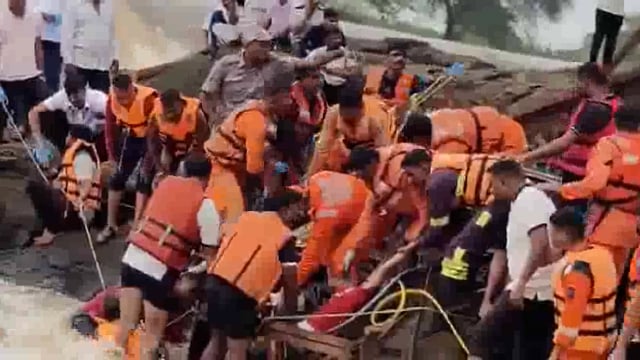 पुणे में बड़ा हादसा: 30 साल पुराना पुल गिरा, 4 की मौत, 51 घायल