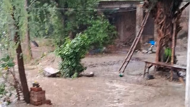 अंबेडकर नगर....
जून की तपती गर्मी से मिली थोड़ी राहत शुरू हुई झमाझम बारिश अंबेडकर नगर सहित आसपास के कई जिलों में तेज बारिश।