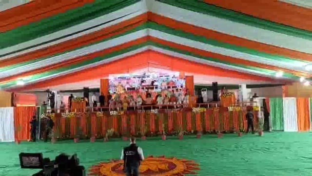 अंबेडकरनगर..
शिवबाबा की पावन धरती पर उत्तर प्रदेश के मुख्यमंत्री योगी आदित्यनाथ का हुआ आगमन समयानुसार 3:00 बजे शिव बाबा मैदान में उतरा उनका हेलीकॉप्टर।