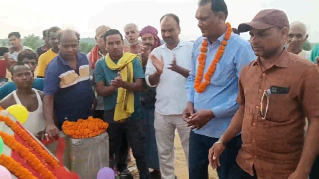 जिला परिषद निधि से निर्मित सीढ़ी छठ घाट का समारोह पूर्वक फीता काटकर किया गया उद्घाटन