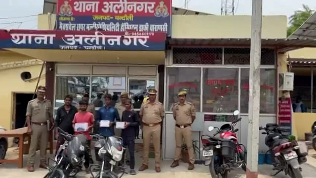 असलहे के बल पर लूट करने वाले शातिर लुटेरों को पुलिसने दो बाइक व अन्य सामान के साथ किया गिरफ्तार