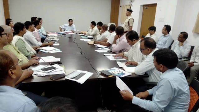 जिला पदाधिकारी ने की विभागीय समीक्षा, लंबित पत्रों को जल्द निष्पादन करने का दिए निर्देश