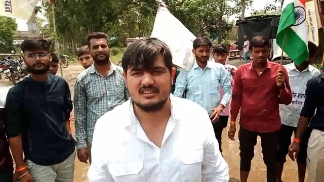 इटियाथोक बाबागंज मार्ग की दुर्दशा पर राष्ट्रीय छात्र पंचायत के पदाधिकारी ने जताया आक्रोश सड़क पर की धान की रोपाई