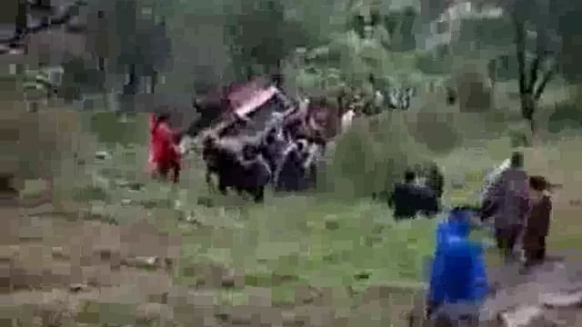 हिमाचल प्रदेश: मंडी में पर्यटकों से भरी बस खाई में गिरी, 2 की मौत, 20 घायल#accident