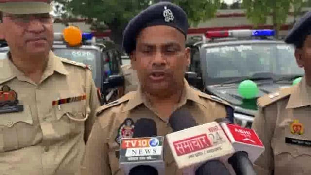 पुलिस लाइन परिसर से UP 112 की 13 नई हाईटेक गाडियों को हरी झण्डी दिखाकर पुलिस लाइन से रवाना किया गया । 