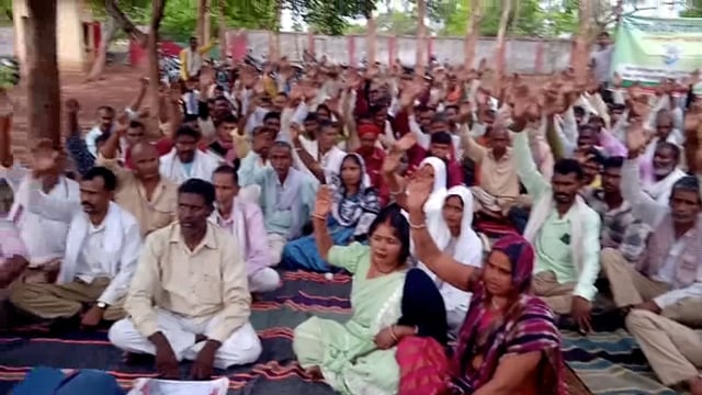 जयमोहनी रेंज परिसर में मांग पूरी नहीं होने पर वन विभाग के दैनिक वेतनभोगी कर्मचारियों ने किया धरना-प्रदर्शन और नारेबाजी 