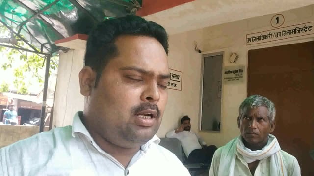 मिसरौली बड़गांव कोटेदार के खिलाफ एआरोकी जांचसे असन्तुष्टहोकर विजयसिंह अशोक कप्तान दर्जनोंग्रामीणों ने एसडीएमसेकीशिकायत