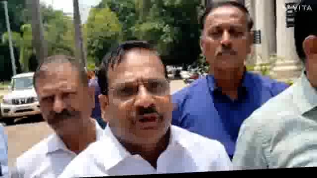 आज जिल्हाधिकारी कार्यालयासमोर कोल्हापूर जिल्हा माध्य. उच्च माध्य. शाळा व अध्यापक विद्यालय शिक्षकेतर सेवक संघ  चे वतीने आदेशाची होळी करण्यात आली व निषेध व्यक्त केला.