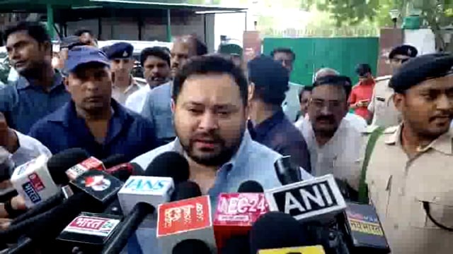 Tejashwi Yadav takes a dig at the Prime Minister and the Chief Minister, raises questions on the appointment of relatives in commissions#politics