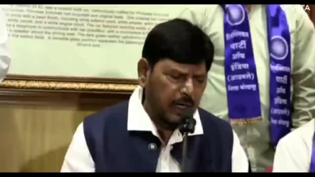 केंद्रीय सामाजिक न्याय व सक्षमीकरण राज्यमंत्री रामदास आठवले यांची पत्रकार परिषद एअर इंडियाच्या अहमदाबाद लंडन विमान भीषण अ अपघाताबाबत तसेच पुणे जिल्ह्यातील इंद्रायणी नदीवरील पूल कोसळून झालेल्या दुर्घटनेबाबत  बोलताना.