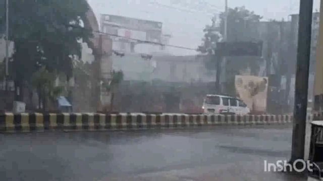 मथुरा: कृष्णा नगर में छत पर बारिश में पानी निकल रहे व्यक्ति की आकाशीय बिजली गिरने से हुई मौत, CPR का वीडियो आया सामने...