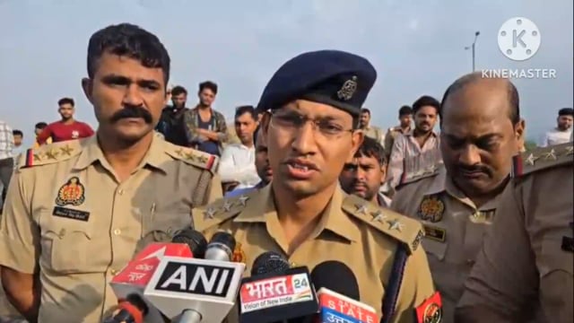 थाना ट्रांस यमुना क्षेत्र में तेज रफ्तार मैक्स पिकअप ने ली चार लोगों की जान थाना ट्रांस यमुना एसीपी द्वारा दी गई वाइट 