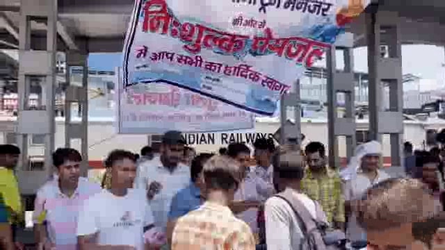 नि शुल्क ठंडा पेयजल एवं शरबत वितरण का आयोजन किया गया और प्लेटफार्म नंबर दो पैर ठंडे पानी का वाटर कूलर भी लगवाया गया समस्