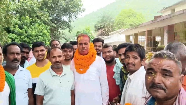 पंचायत उपचुनाव में मुखिया पद के लिए संतोष कुमार ने सैकड़ो समर्थकों के बीच दाखिल किया नामांकन पत्र