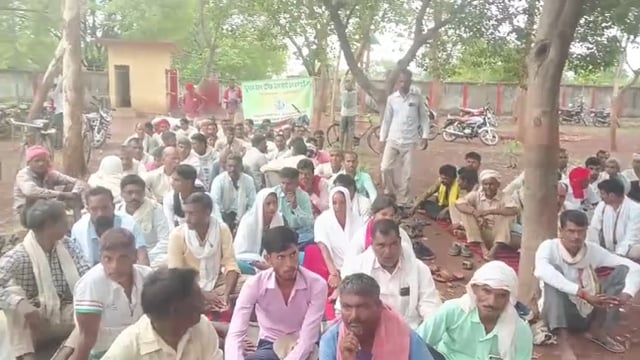 जयमोहनी रेंज परिसर में मांग पूरी नहीं होने पर दैनिक वेतन भोगी कर्मचारियों ने दूसरे दिन भी किया धरना प्रदर्शन और नारेबाजी