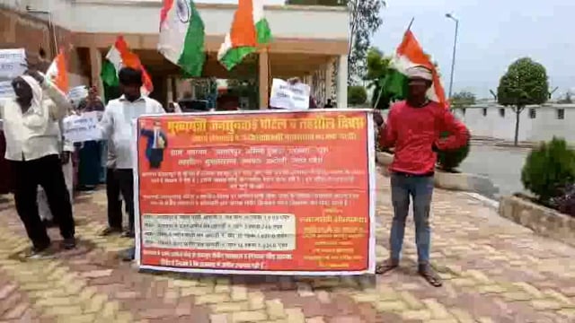 लेखपाल के उत्पीड़न से परेशान ग्रामीणों ने कलेक्ट्रेट पर किया प्रदर्शन,डीएम से न्याय न देने पर इच्छा मृत्यु की किया मांग