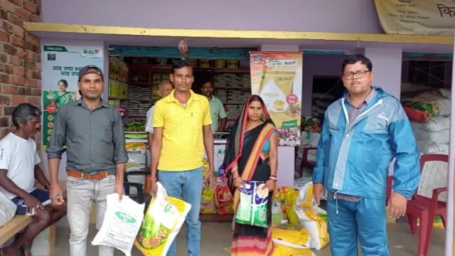 कृषि मंत्री द्वारा जारी निर्देशानुसार  किसान समन्वयक शंभू शरण ने कराया दर्जनों किसानों के बीच धान,अरहर, मक्का बीज वितरण 