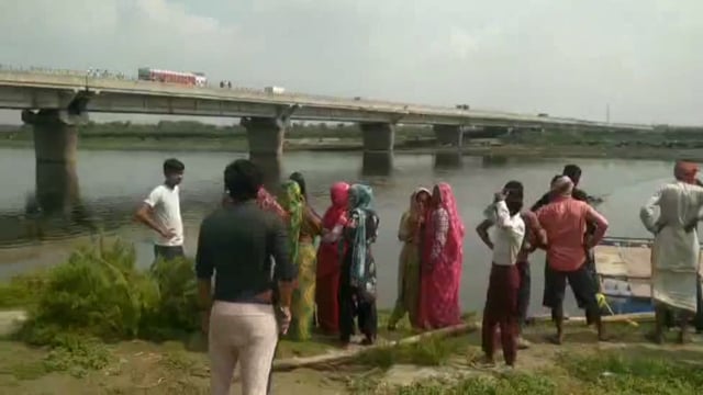 दशहरा पर्व पर यमुना नदी में डूबे युवक का शव शेरगढ़ पुल के समीप उतराता मिला पुलिस ने शव को पोस्टमार्टम के लिए भेजा