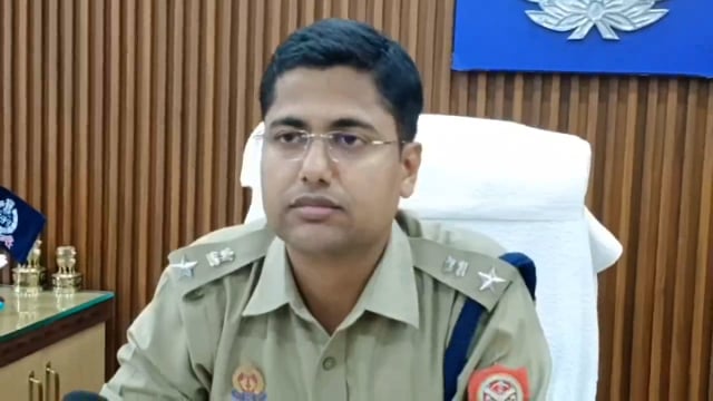 अम्बेडकरनगर..
कोतवाली अकबरपुर में नियुक्त आरक्षी के सोशल मीडिया पर वायरल वीडियो को संज्ञान में लेकर कृत कार्यवाही के सम्बन्ध में पुलिस अधीक्षक केशव कुमार द्वारा दी गयी बाइट