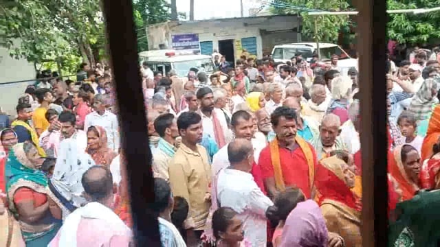 पंचायत वासियों की उमड़ती भीड़ के बीच पथड्डा पंचायत से मुखिया पद के लिए श्वेता कुमारी ने दाखिल किया नामांकन पत्र