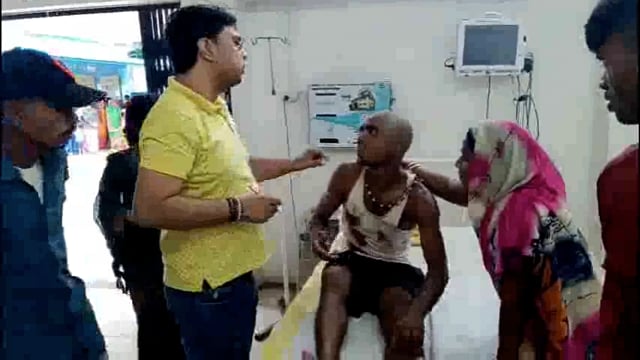 ऑटो से साइड लेने के क्रम में बाइक पलटने से दो युवक हुआ जख्मी।