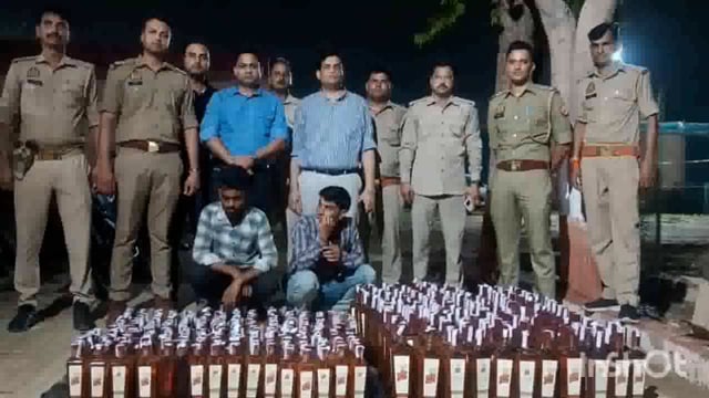 मथुरा: थाना रिफाइनरी पुलिस व आबकारी विभाग की बड़ी कार्यवाही चेकिंग के दौरान  कार में भारी मात्रा में विदेशी मदिरा बरामद