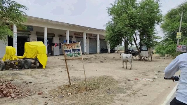 ब्लाक बाबागंज अंतर्गत आजाद नगर बाजार से कुछ दूर पर गैस एजेंसी के पास घूम रहे बेसहारा पशुओं से हो सकती है बड़ी घटना#lates