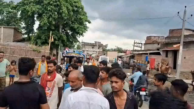 सड़क हादसे में पिता की गई जान, पुत्र व भतीजा अस्पताल में भर्ती