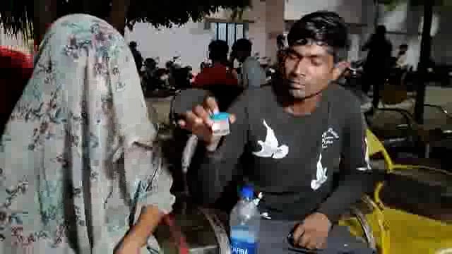 *हरदोई जिले के ब्लॉक हरियावां ग्राम पंचायत शाहपुर विनौरा मजरा देवरिया प्रसिद्ध नगर का मामला सामने आया है जहां एक पति ने अपनी पत्नी की नाक काट ली* 

पति ने पत्नी की काट ली नाक, मेडिकल कॉलेज रेफर
हरदोई। हरियावां थाना क्षेत्र के एक गांव में विवाद के दौरान पति ने पत्नी की नाक काट ली। पत्नी को मेडिकल कॉलेज से लखनऊ ट्रामा सेंटर रेफर कर दिया गया है। पति को पुलिस ने हिरासत में लिया है। हरियावां थाना क्षेत्र के एक गांव निवासी युवक बुधवार की शाम खेत से घर पहुंचा था। इस दौरान उसकी पत्नी कमरे में किसी से मोबाइल पर बात कर रही थी। पति ने ध्यान से सुना तो उसे लगा कि पत्नी अपने प्रेमी से बात कर रही है। इस पर पति गुस्से में आ गया और उसने मोबाइल छीन लिया।
इसी को लेकर दोनों के बीच विवाद हो गया। गुस्से में पति ने पत्नी की नाक काट ली। पत्नी ने यूपी 112 पर सूचना दी तो पुलिस मौके पर पहुंची। उसे सीएचसी से मेडिकल कॉलेज रेफर कर दिया गया। मेडिकल कॉलेज में प्राथमिक उपचार के बाद उसे लखनऊ ट्रामा सेंटर रेफर कर दिया गया।