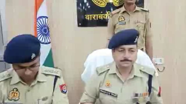 #Barabanki के थाना देवा पुलिस टीम ने ट्रक का तिरपाल काटकर हुई चोरी की घटना का किया अनावरण तीन शातिर चोर आदिल, सदाम और बछराज जोकि पूरा गैंग बनकर सड़क किनारे खड़े ट्रकों से तिरपाल काटकर चीजों को चोरी करके बेचने का धंधा करते थे को गिरफ्तार किया इनके पास से ई-रिक्शा के पार्ट्स, एक अवैध तमंचा व घटना कारित करने में प्रयुक्त वाहन बरामद किया गया।