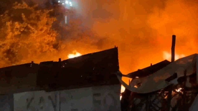 झाँसी देर रात इलाइट टॉकीज मस्जिद के पीछे कबाड़े में लगी भीषण आग फायर ब्रिगेड ने पाया काबू