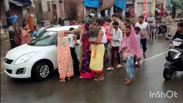 मथुरा: नाला सफाई करते नगर पालिका कर्मचारियों के साथ कोई मारपीट...