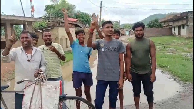 प्रखंड मुख्यालय से सटे गनौरा गांव के पास पक्की सड़क बरसात में बनी पोखर, ग्रामीणों ने किया प्रदर्शन