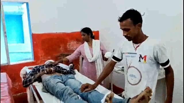 ऑटो एवं बाइक की टक्कर में युवक गंभीर रूप से जख्मी।प्राथमिक उपचार के बाद भागलपुर रेफर।