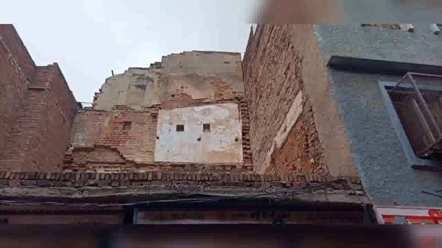 घीया मंडी में जर्जर मकान का हिस्सा टूटकर गिरा मचा हड़कंप की गई नगर निगम से शिकायत