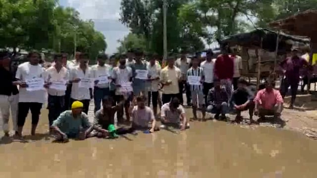 इटियाथोक बाबागंज मार्ग के निर्माण को लेकर राष्ट्रीय छात्र पंचायत के कार्यकर्ताओं ने किया अनोखा प्रदर्शन