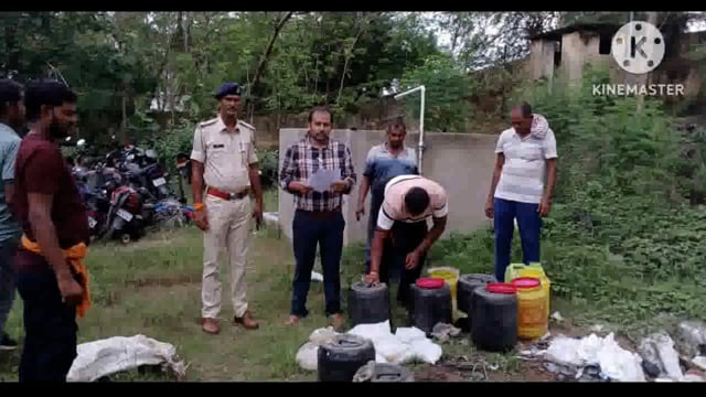 सिरदला थाना परिसर में 369 लीटर देसी महुआ शराब किया गया विनिष्ट