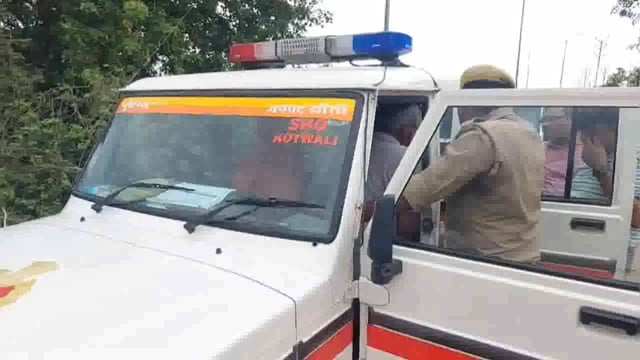 झांसी पुलिस और बदमाशों के बीच हुई मुठभेड़, दो बदमाशों के पैर में लगी गोली,5 लाख के जेवरात, तमंचा, कारतूस नगदी हुई बरामद