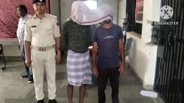 पुलिस ने 21 लीटर महुआ शराब के साथ दो लोगों को किया गिरफ्तार