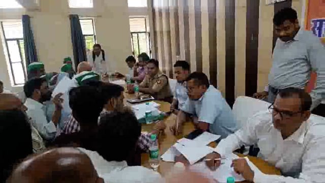 समाधान दिवस में गैर हाजिर रहने वालों पर एसडीएम ने व्यक्ति नाराजगी,पांच के खिलाफ की कार्यवाही