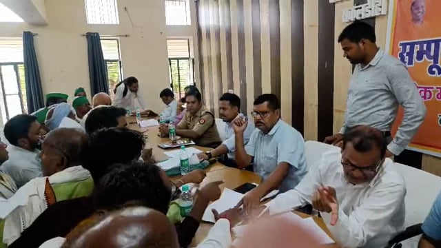 समाधान दिवस में गैर हाजिर रहने वालों पर एसडीएम ने व्यक्ति नाराजगी,पांच के खिलाफ की कार्यवाही