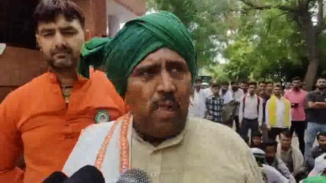 मथुरा में विभिन्न समस्याओं की सुनवाई न होने पर किसानों के साथ जिलाधिकारी कार्यालय पहुंचे भारतीय भानु के जिलाध्यक्ष ने कहा: अधिकारियों ने नहीं की कोई सुनवाई, B.D.O आफिस में बैठकर खाते हैं चोकलेट