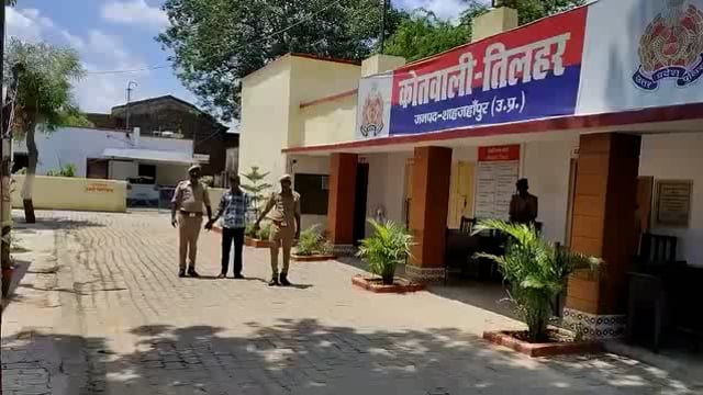 सोशल मीडिया पर तमंचा लहराकर हवाबाजी करने वाली पोस्ट का तत्काल संज्ञान लेते हुये थाना तिलहर पुलिस द्वारा एक अभियुक्त को एक* *अदद अवैध तमंचा .315 बोर व एक अदद जिन्दा कारतूस .315 बोर के साथ गिरफ्तार किया गया ।*

 प्रभारी निरीक्षक कोतवाली तिलहर के नेतृत्व में चलाये जा रहे अभियान रोकथाम जुर्म जरायम अपराध, बरामदगी अवैध शराब, शस्त्र, मादक पदार्थ एंव चोरी, लूट, डकैती, गौ तस्कर, जिला बदर व वांछित/वारण्टी अपराधी की गिरफ्तारी के क्रम मे प्र०नि० श्री राकेश कुमार द्वारा अभियान को सफल बनाने एंव सोशल मीडिया प्लेटफार्म इन्सटाग्राम पर एक लडका का तमंचा के साथ वायरल फोटो की गिरफ्तारी के  लिए गठित पुलिस टीम द्वारा मुखविर खास की सूचना पर अभियुक्त तन्नू उर्फ तरून कुमार पुत्र रामकिशोर निवासी मो0 खलील कटरा कस्बा व थाना तिलहर जिला शाहजहाँपुर  को इन्सटाग्राम पर वायरल फोटो से सम्बन्धित अवैध एक अदद तमंचा .315 बोर व 01 अदद कारतूस जिंदा .315 बोर के साथ भक्सी तिराहा के पास स्थित खाली ग्राऊन्ड कस्बा तिलहर से दिनांक 20.06.2025 को समय 23.58 बजे गिरफ्तार किया गया । विधिक कार्यवाही करते हुए अभियोग पंजीकृत किया गया है ।