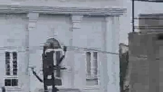 झाँसी नवाबाद क्षेत्र नगर निगम के सामने स्थित होटल की चार मंजिला इमारत की दीवार पर चढ़ा युवक युवाओं में रील बनाने का नशा स