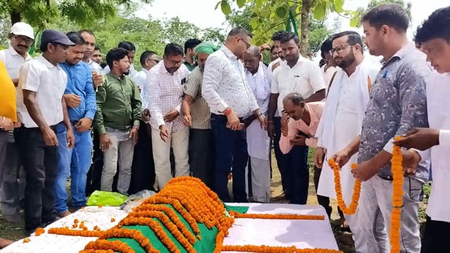 गांडेय प्रखंड के जोरा आम में शहीद बंसत पाठक की पुण्यतिथि मनायी गयी 