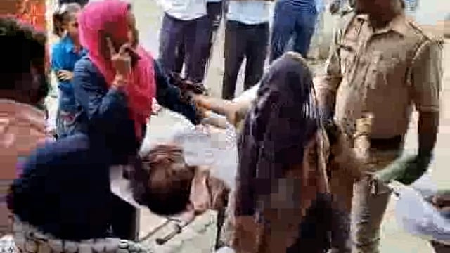 गोला गोकर्णनाथ छोटी काशी जिला लखीमपुर खीरी
गोला शिव मंदिर से दुःखद सूचना
  मंदिर की साफ सफाई और पूंजा में सहयोग करने वाले हरिपाल की करंट लगने से मौत
मामला आज सुबह का मंदिर प्रांगण का ......

City reporter Maharaj Singh Shahjahanpur